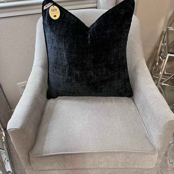 1-NWT CALLISTO HOME
DECORATIVE THROW PILLOWS
(Read description for details) - Picture 8 of 16